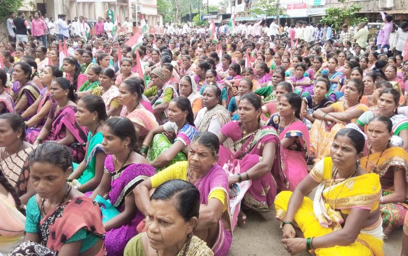 बदलीच्या मागणीसाठी हजारोंच्या संख्येने काढला मोर्चा